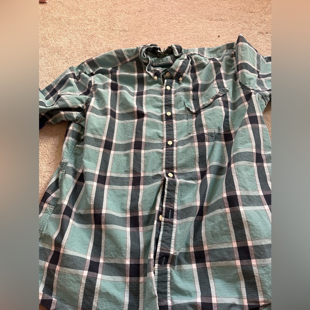 men’s buttoned down shirt sleeve shirt